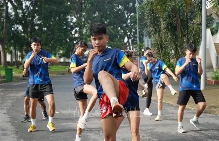Vận động viên Hoàng Trung Nguyên luyện tập để khắc phục điểm yếu đòn gối.