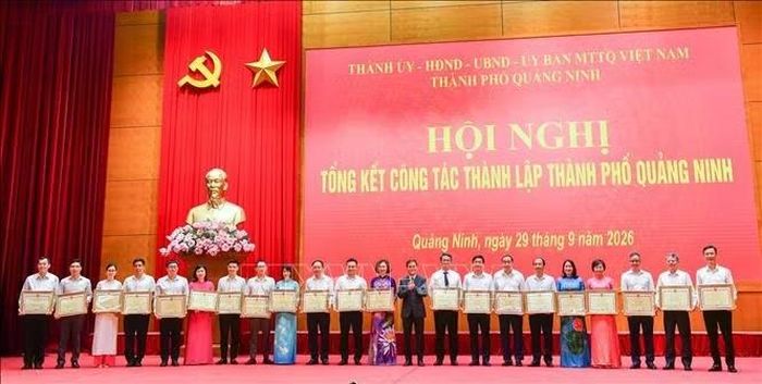 Ông Bùi Văn Khắng, Chủ tịch UBND thành phố Quảng Ninh trao Bằng khen cho các cá nhân có thành tích xuất sắc trong công tác xây dựng hồ sơ và tổ chức thực hiện thành lập thành phố.