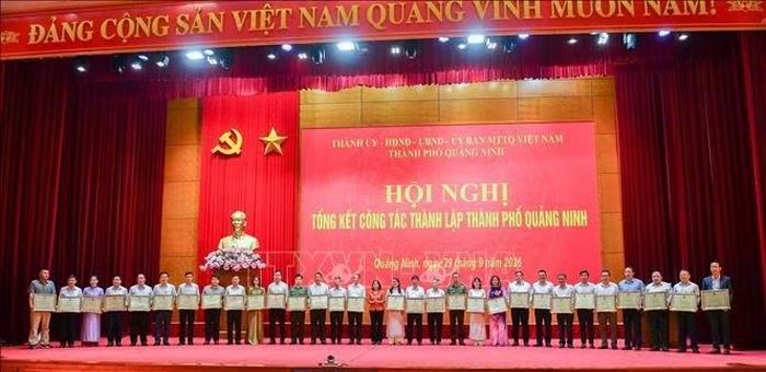 Bà Trịnh Thị Minh Thanh, Phó Bí thư Thành ủy Quảng Ninh trao Bằng khen của Chủ tịch UBND thành phố cho các tập thể có thành tích xuất sắc.