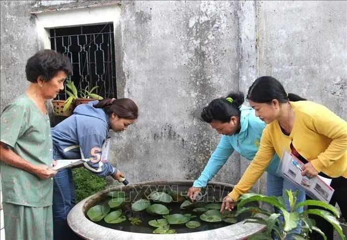 Lực lượng y tế cơ sở đến nhà người dân tuyên truyền các biện pháp phòng, chống bệnh sốt xuất huyết.