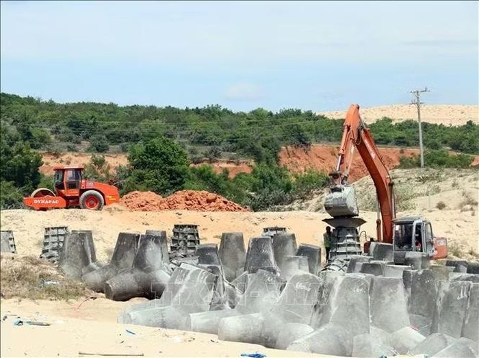 Các đơn vị thi công thực hiện thi công các gói thầu của dự án Nhà máy điện hạt nhân Ninh Thuận 1 (xã Phước Dinh).