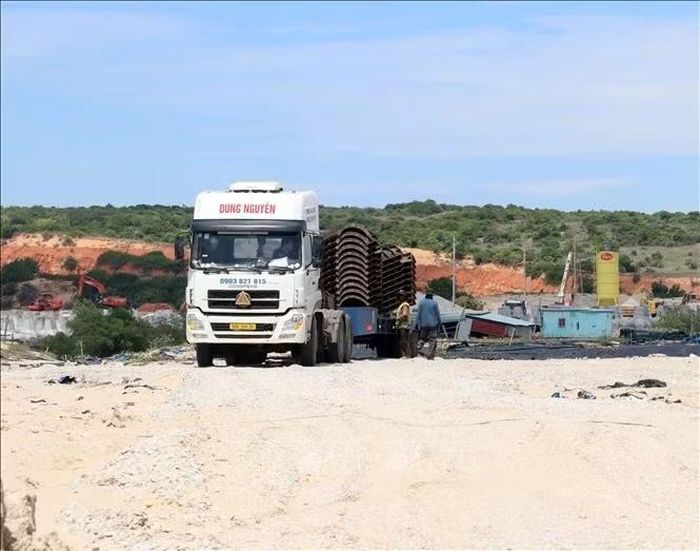 Các đơn vị thi công vận chuyển trang thiết bị đến thi công khu tái định cư dự án Nhà máy điện hạt nhân Ninh Thuận 1 (xã Phước Dinh).