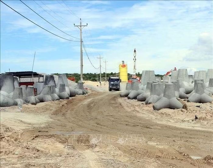 Các đơn vị thi công thực hiện thi công các gói thầu của dự án Nhà máy điện hạt nhân Ninh Thuận 1 (xã Phước Dinh).