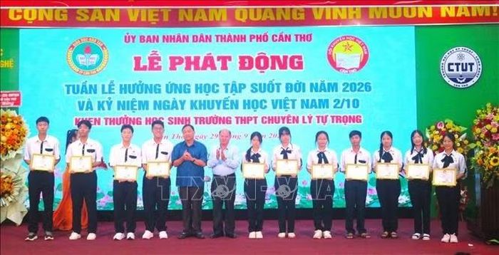 Khen thưởng cho học sinh có thành tích học tập xuất sắc của thành phố Cần Thơ.