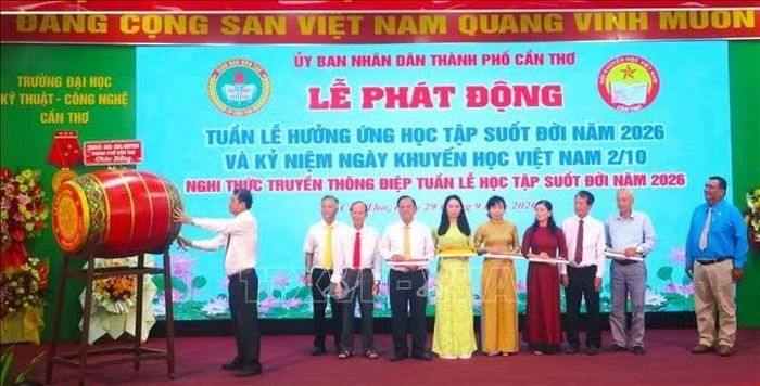 Nghi thức đánh trống phát động "Tháng khuyến học".
