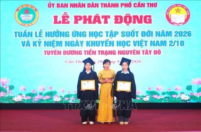 Vinh danh hai "Tiền Trạng nguyên" - Thủ khoa đầu vào các trường Đại học.