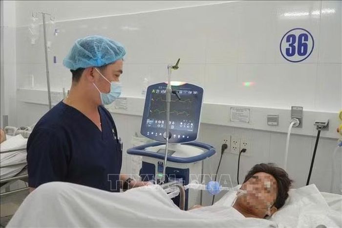 Nhân viên y tế chăm sóc bệnh nhân trong quá trình điều trị tại Bệnh viện Đà Nẵng. Ảnh: TTXVN phát