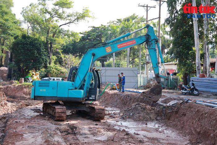 Lực lượng cùng máy móc tham gia đào đất phục vụ công tác tìm kiếm.