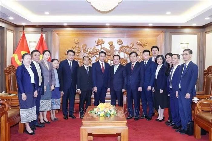 Trưởng Ban Tuyên giáo Trung ương Trịnh Văn Quyết cùng Đoàn đại biểu Ban Tuyên huấn Trung ương Đảng Nhân dân cách mạng Lào. Ảnh: Phương Hoa/TTXVN