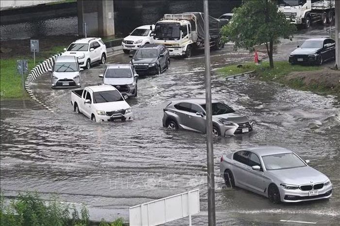 Ngập sâu tại thủ đô Bangkok, Thái Lan do mưa lớn ngày 26/9/2026. Ảnh: THX/TTXVN phát.