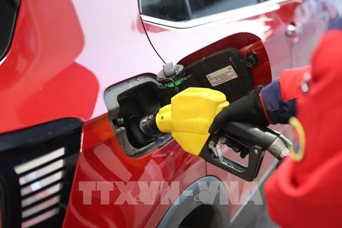 Bơm xăng cho phương tiện tại trạm xăng ở Giang Tô, Trung Quốc. Ảnh: THX/TTXVN