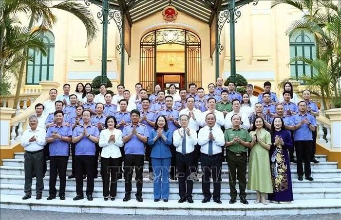 Phó Chủ tịch nước Võ Thị Ánh Xuân với các đại biểu. Ảnh: An Đăng/TTXVN