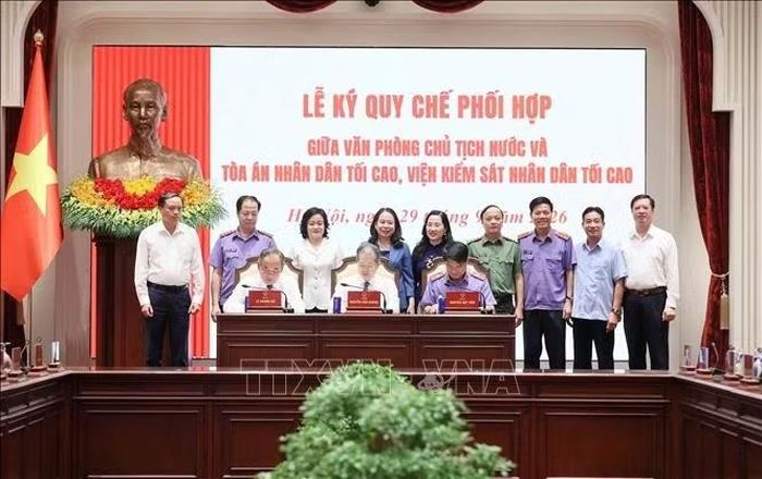 Phó Chủ tịch nước Võ Thị Ánh Xuân với các đại biểu chứng kiến Lễ ký quy chế phối hợp giữa Văn phòng Chủ tịch nước và Toà án nhân dân tối cao, Viện Kiểm sát nhân dân tối cao. Ảnh: An Đăng/TTXVN
