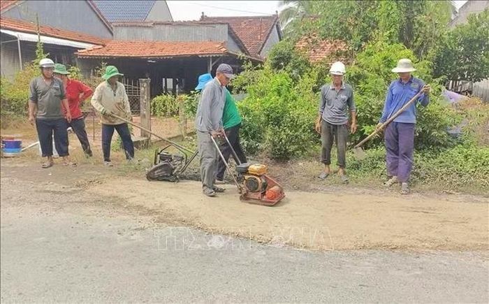 Tổ trưởng Tổ từ thiện dặm vá cầu đường xã Phú An hiện có hơn 30 thành viên, hầu hết thành viên là nông dân và hoạt động hoàn toàn trên tinh thần tự nguyện.