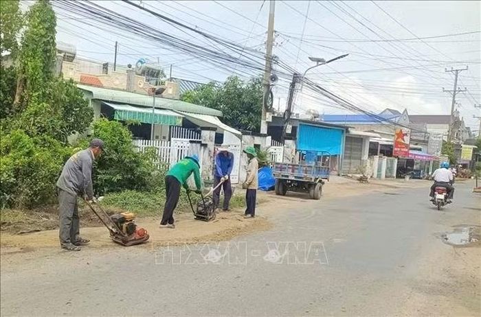 Các thành viên trong Tổ trưởng Tổ từ thiện dặm vá cầu đường xã Phú An miệt mài "vá" đường quê, góp phần để những tuyến đường quê thêm an toàn, thuận tiện và nghĩa tình.