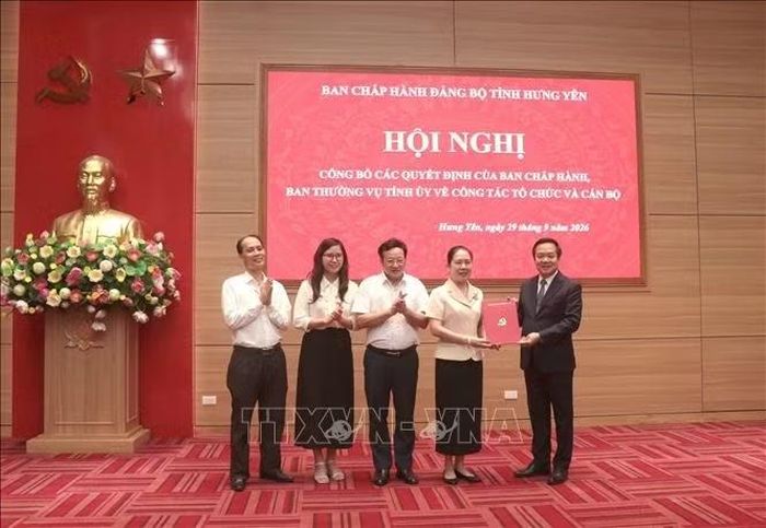 Bí thư Tỉnh ủy Hưng Yên trao quyết định đổi tên Ban Tuyên giáo và Dân vận Tỉnh ủy thành Ban Tuyên giáo Tỉnh ủy.