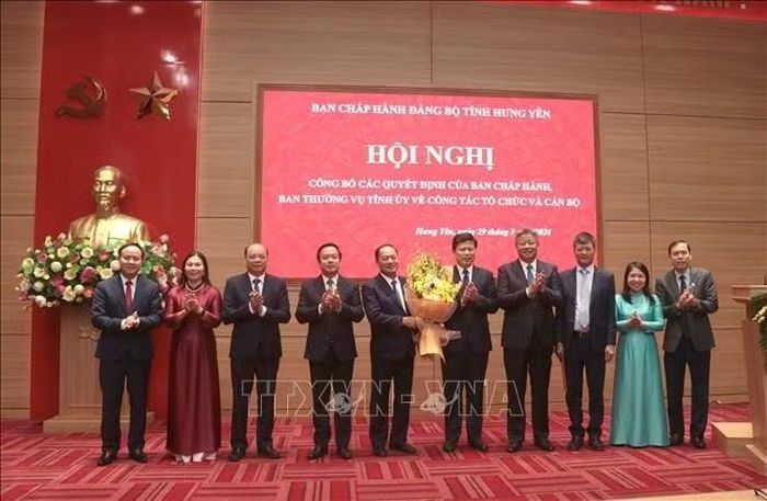 Thường trực Tỉnh ủy Hưng Yên chúc mừng Đảng bộ Hội đồng nhân dân tỉnh.