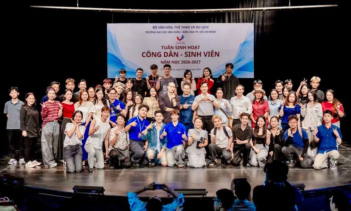 Sinh viên Trường Đại học Sân khấu - Điện ảnh TP Hồ Chí Minh trong hoạt động giao lưu, học hỏi kinh nghiệm thực tiễn từ đoàn làm phim "Hộ linh tráng sĩ - Bí ẩn mộ vua Đinh”.