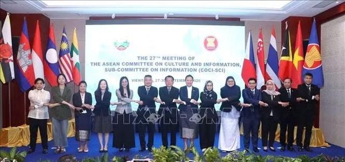 Các đại biểu tham dự Hội nghị Tiểu ban Thông tin ASEAN lần thứ 27 chụp ảnh lưu niệm. Ảnh: Xuân Tú/PV TTXVN tại Lào