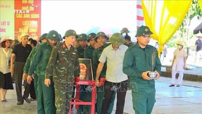 Lực lượng chức năng và UBND xã Vĩnh Bảo tiếp nhận, bảo quản các bộ hài cốt.