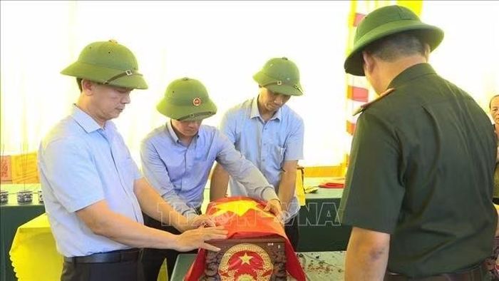 Lãnh đạo xã Vĩnh Bảo cùng lực lượng chức năng tiếp nhận, bảo quản các bộ hài cốt.