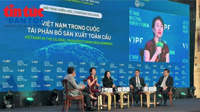 Các diễn giả tham gia phiên đối thoại chiến lược đầu tiên của diễn đàn.