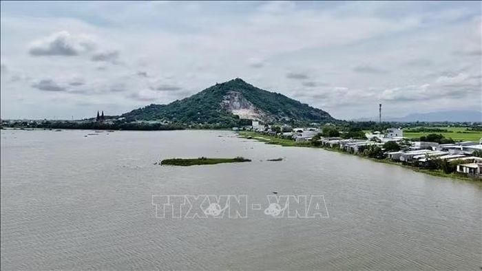 Nước lũ trên sông Hậu lên cao gây ngập lụt đồng ruộng của người dân phường Vĩnh Tế, tỉnh An Giang. Ảnh tư liệu: Thanh Sang/TTXVN