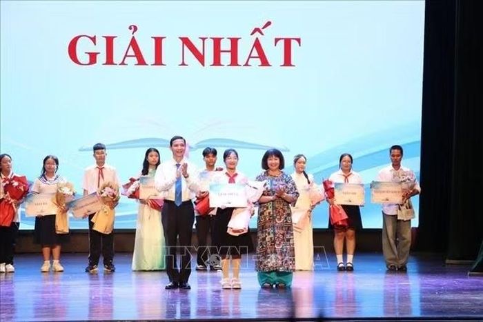 Ban tổ chức trao giải Nhất cho đội thi trường THCS Hà Bắc 1, xã Hà Bắc.