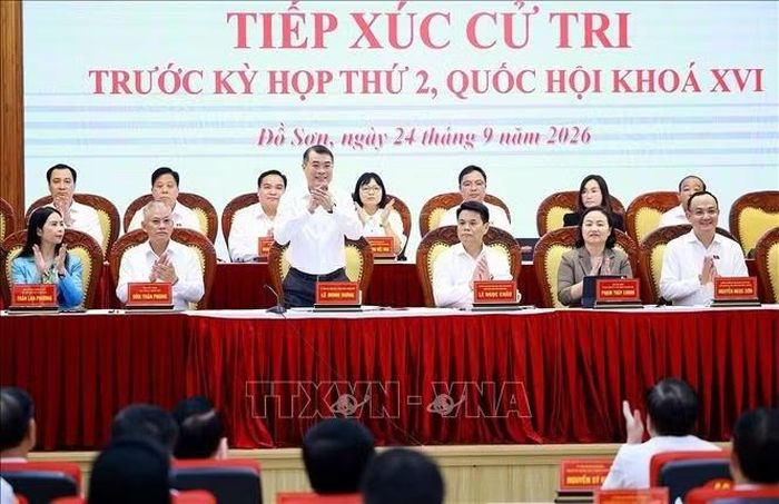Thủ tướng Lê Minh Hưng và Đoàn đại biểu Quốc hội thành phố Hải Phòng tiếp xúc cử tri thành phố trước Kỳ họp thứ hai Quốc hội khoá XVI. Ảnh: Dương Giang/TTXVN
