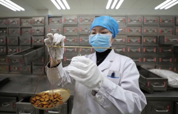 Một dược sĩ cân thuốc Đông y tại Bệnh viện Y học Cổ truyền tỉnh An Huy, miền Đông Trung Quốc. Ảnh: THX