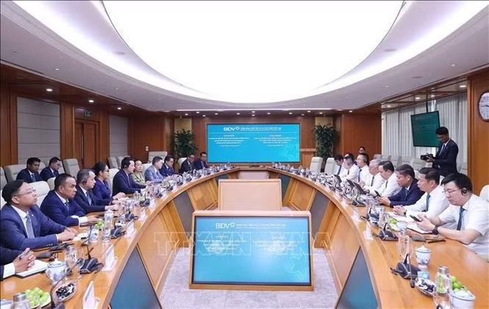 Quang cảnh buổi làm việc của Bộ trưởng Bộ Thanh tra Vương quốc Campuchia Sok Soken với Ngân hàng Thương mại cổ phần Đầu tư và Phát triển Việt Nam. Ảnh: Văn Điệp/TTXVN