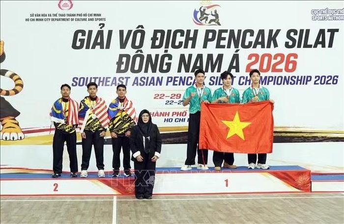 Bà Titih Hayati, Trưởng ban Kỹ thuật Liên đoàn Pencak Silat thế giới trao giải thưởng cho các vận động viên thi đấu nội dung biểu diễn đồng đội nam tại Giải vô địch Pencak Silat Đông Nam Á 2026.