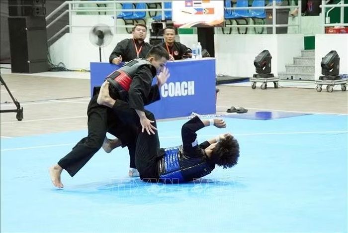 Trận chung kết nội dung đối kháng nam 60kg giữa Nguyễn Chính Nghĩa (giáp đỏ) với Muhammad Aif Bin Razali (Malaysia) tại Giải vô địch Pencak Silat Đông Nam Á 2026.