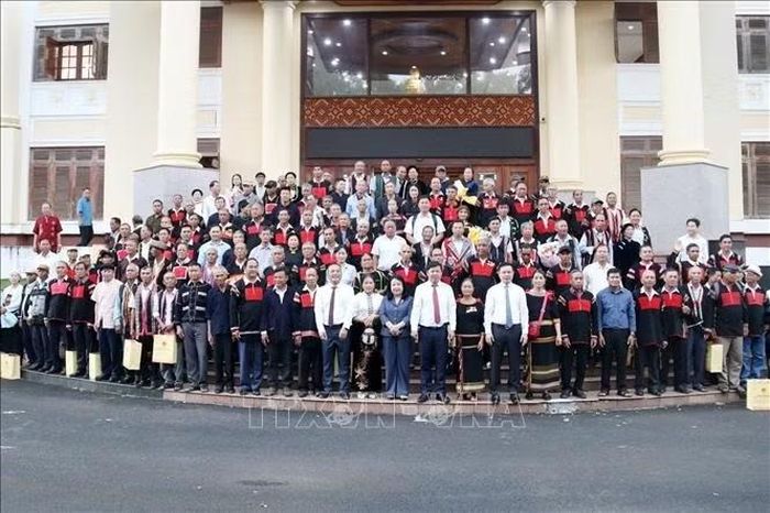 Lãnh đạo tỉnh Đắk Lắk gặp mặt người có uy tín tiêu biểu.