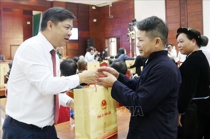 Ủy viên Trung ương Đảng, Trưởng Đoàn ĐBQH, Bí thư Tỉnh ủy Đắk Lắk Lương Nguyễn Minh Triết tặng quà người có uy tín tiêu biểu.