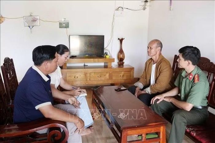 Người có uy tín góp phần giữ vững thế trận lòng dân ngay từ cơ sở. Ảnh: Hoài Thu/TTXVN