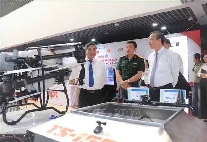 Lãnh đạo thành phố Cần Thơ tham quan mô hình thiết bị bay không người lái (drone) giúp ứng dụng công nghệ trong nông nghiệp. Ảnh: Thu Hiền/TTXVN