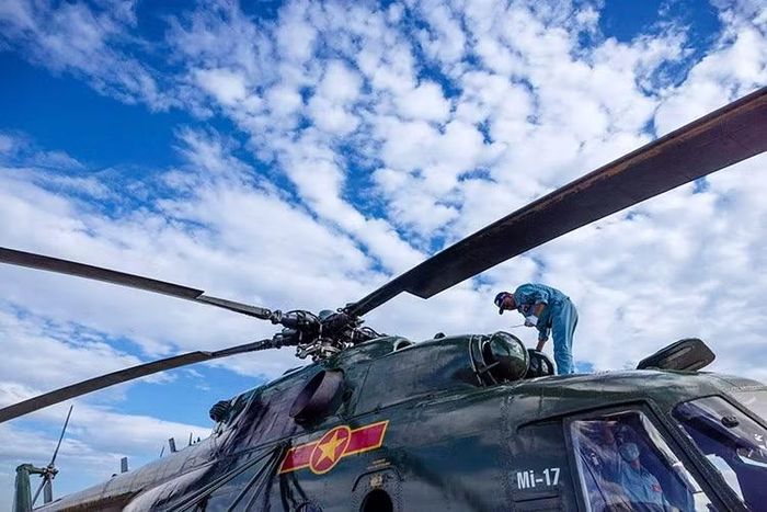Cán bộ, nhân viên kỹ thuật kiểm tra trực thăng Mi-17, bảo đảm trạng thái kỹ thuật tốt nhất trước giờ xuất kích.