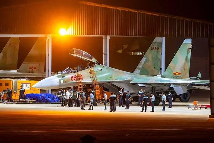 Lực lượng kỹ thuật khẩn trương kiểm tra, chuẩn bị Su-30MK2 trong đêm, bảo đảm máy bay sẵn sàng thực hiện nhiệm vụ.