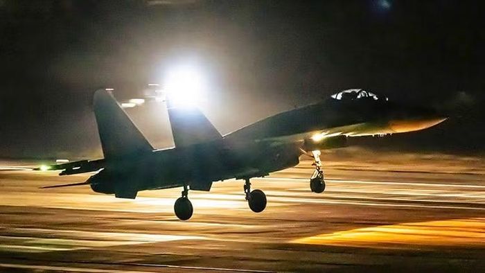 Máy bay chiến đấu Su-30MK2 cất cánh trong đêm, thực hiện nhiệm vụ bắn, ném bom đạn thật tại Trường bắn TB-2.