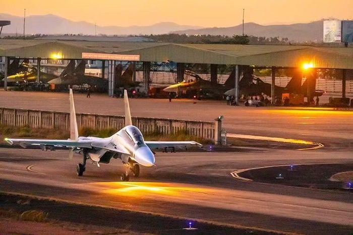 Su-30MK2 lăn ra đường băng , chuẩn bị xuất kích thực hiện khoa mục bắn, ném bom đạn thật.