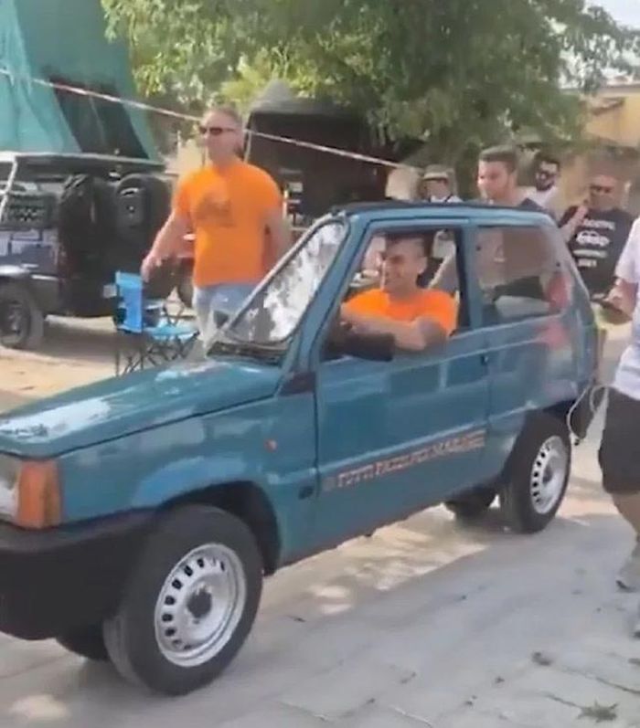 Chiếc xe tốc độ tối đa 15 km/giờ