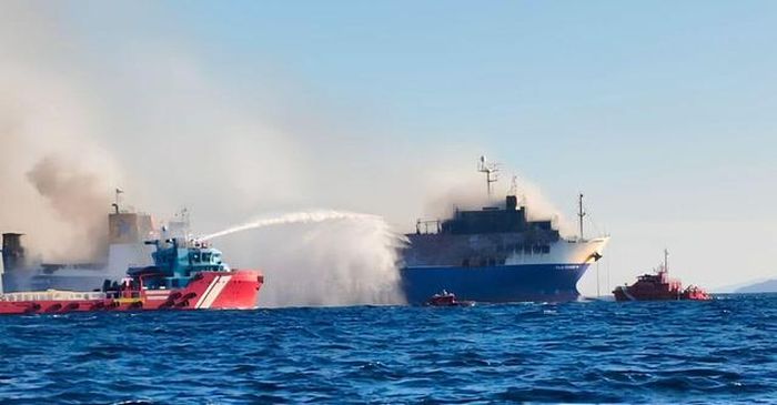 Nhiều phương tiện đã được điều động đến hiện trường để ứng phó với vụ hỏa hoạn giữa biển khơi. Ảnh: Marine Insight