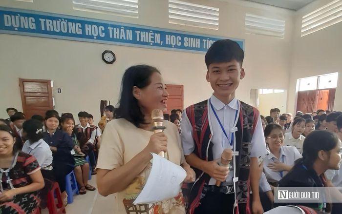 Không chỉ chuyện kết hôn, các tình huống về ứng xử trong gia đình, trường học và trên mạng xã hội cũng được đưa ra thảo luận.