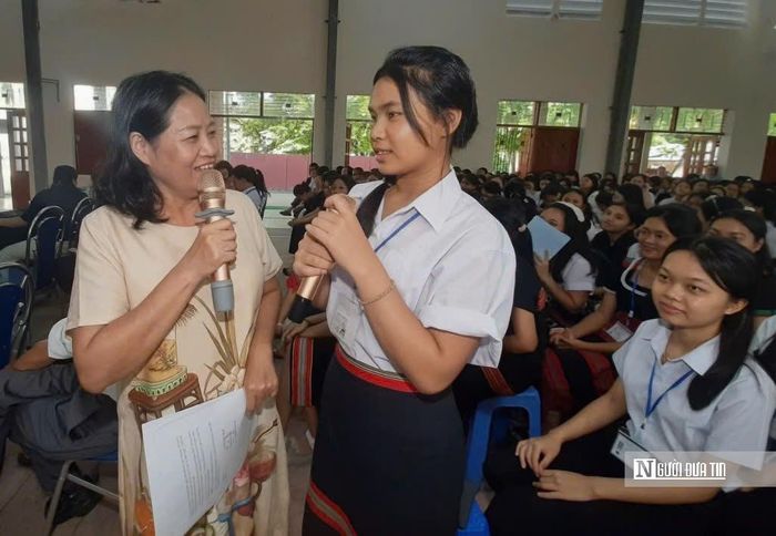 Học sinh Trường Phổ thông dân tộc nội trú THPT Quảng Nam tham gia buổi tuyên truyền pháp luật về hôn nhân, gia đình và quyền trẻ em.