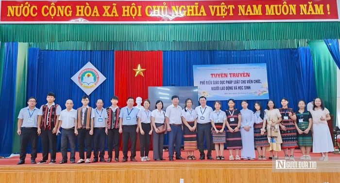Đoàn công tác Hội Luật gia thành phố Đà Nẵng chụp ảnh lưu niệm cùng đại diện nhà trường trong buổi tuyên truyền, phổ biến pháp luật.