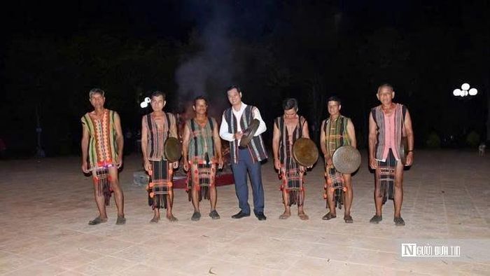 Ông Phạm Anh Tuấn, Giám đốc Trung tâm Dịch vụ tổng hợp xã Bom Bo, phụ trách Di tích lịch sử quốc gia Sóc Bom Bo Tp.Đồng Nai (áo trắng)