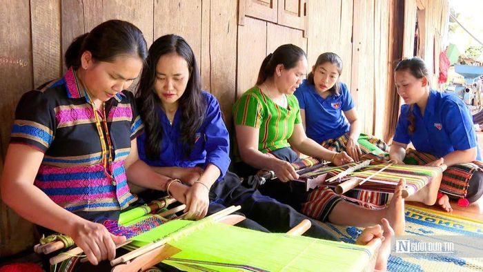Thanh niên Sóc Bom Bo học nghề dệt thổ cẩm, góp phần tiếp nối và gìn giữ nghề truyền thống của đồng bào X’tiêng.