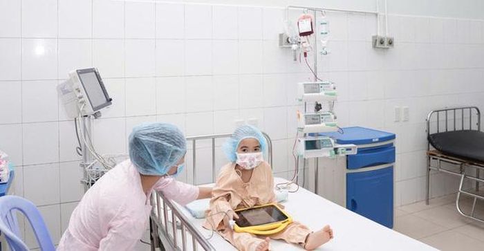 Bé trai 1,5 tuổi, nặng 10 kg hiến tủy cứu sống chị gái. Ảnh: BVCC.
