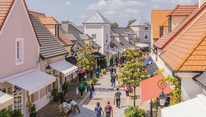 Khu mua sắm outlet La Vallée Village, Pháp (Ảnh: Tripadvisor).